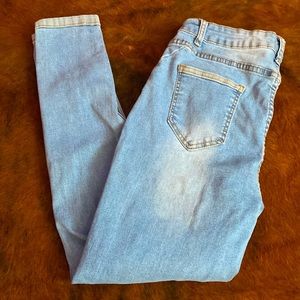 Size 27 Light Wash Blue Jeans/Jeggings